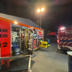 Materialien unseres Abrollbehälters Gefahrgut werden in Gebrauch genommen.