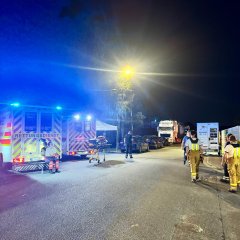 Einsatzstelle nach einem Gefahrstoffaustritt in einer Lagerhalle in Biebesheim.