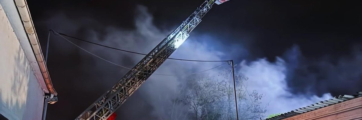 Die Drehleiter der Feuerwehr unterstützt die Löscharbeiten von oben aus.