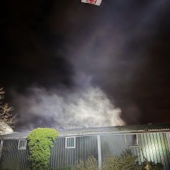 Sichtbare Rauchentwicklung nach einem Lagerhallenbrand.