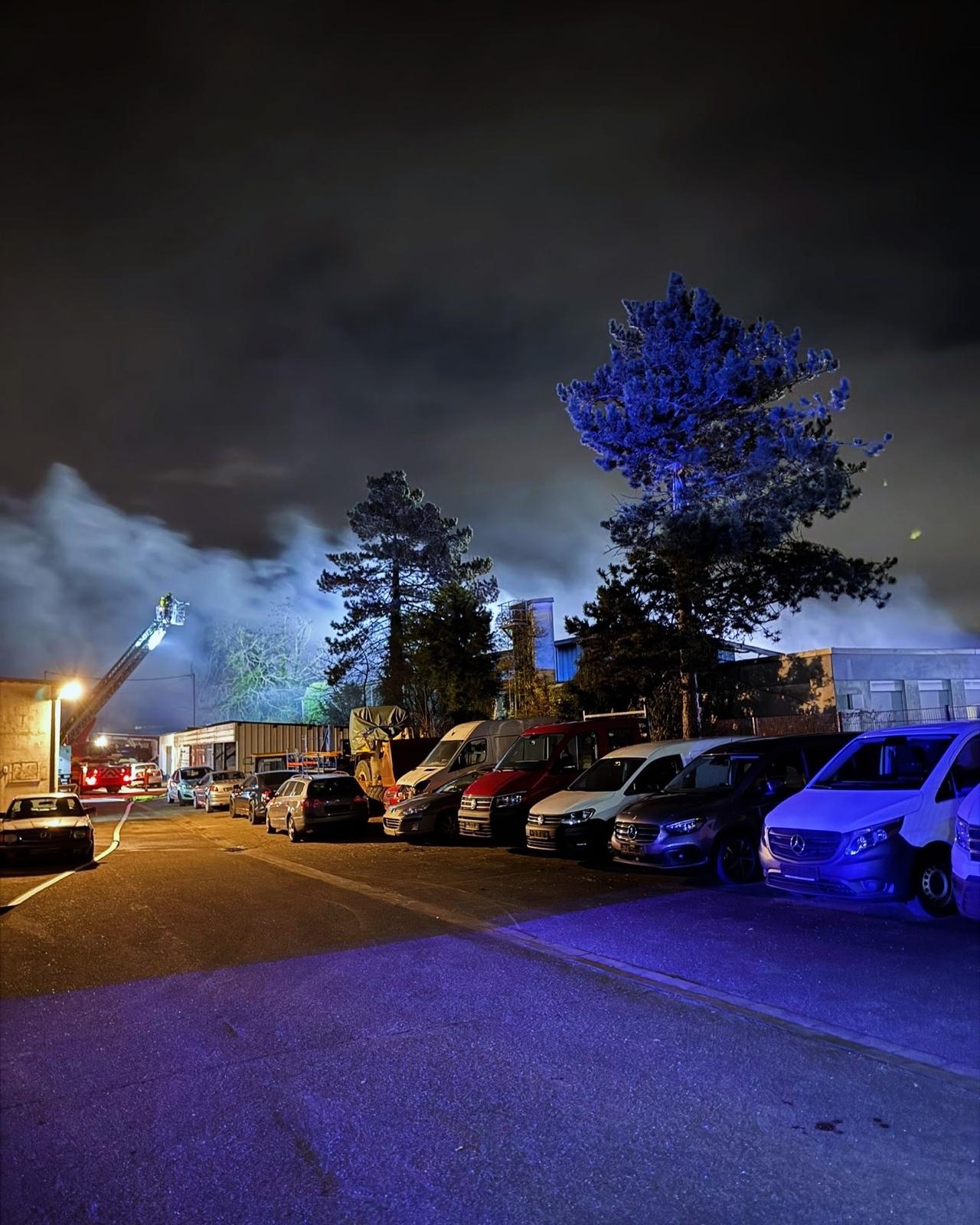 Sichtbare Rauchentwicklung nach einem Lagerhallenbrand.