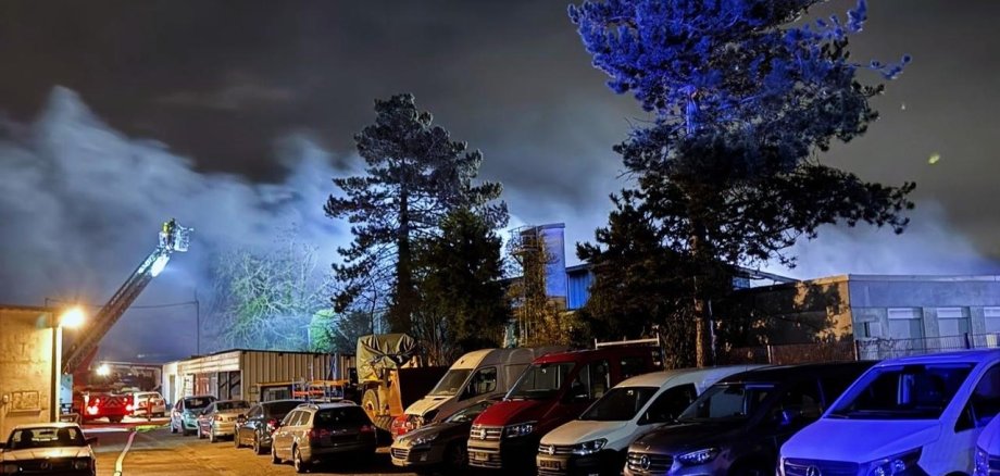 Sichtbare Rauchentwicklung nach einem Lagerhallenbrand.