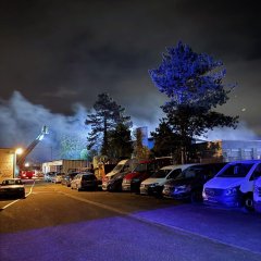 Sichtbare Rauchentwicklung nach einem Lagerhallenbrand.