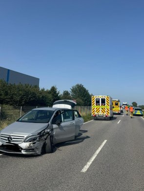 Verkehrsunfall zwischen zwei Fahrzeugen.