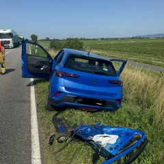 Verunfallter PKW nach Zusammenstoß mit PKW auf der Gegenfahrbahn.