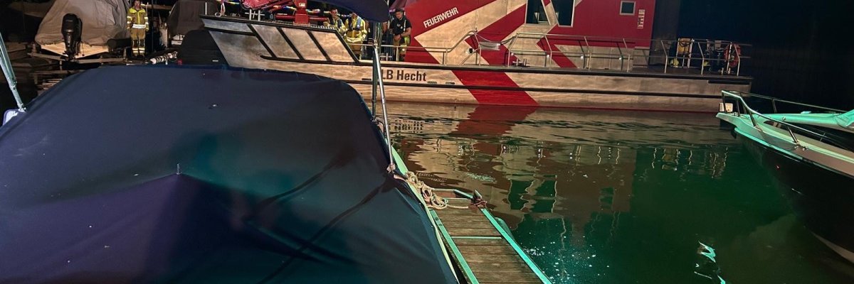Das HLB Hecht im Gernsheimer Hafen - hier kam es bei einem Sportboot zu einem Wassereintritt.