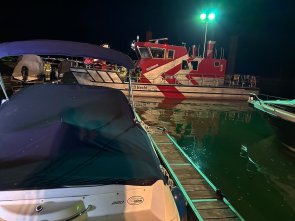 Das HLB Hecht im Gernsheimer Hafen - hier kam es bei einem Sportboot zu einem Wassereintritt.
