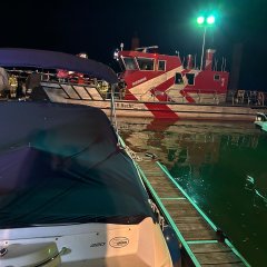 Das HLB Hecht im Gernsheimer Hafen - hier kam es bei einem Sportboot zu einem Wassereintritt.