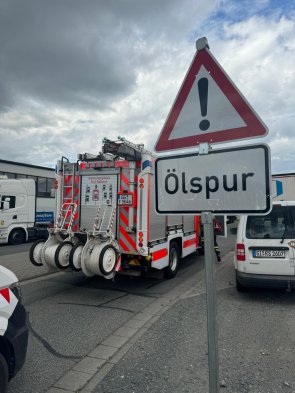 Ein Verkehrsschild mit dem Hinweis "Ölspur" warnt vor einer Gefahrenstelle.