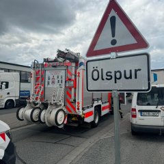 Ein Verkehrsschild mit dem Hinweis "Ölspur" warnt vor einer Gefahrenstelle.