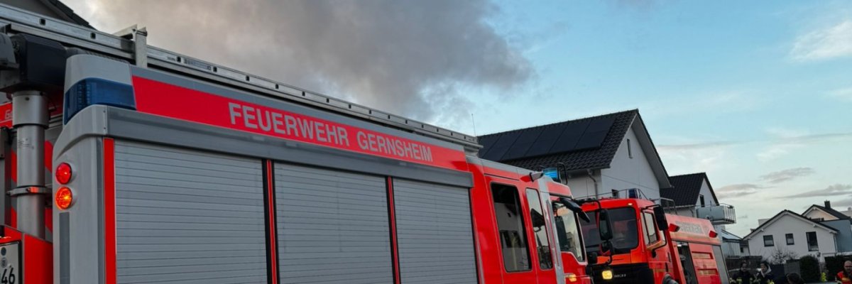 Das Hilfeleistungslöschgruppenfahrzeug sowie das Tanklöschfahrzeug befinden sich bei einer Ölspur in der Neckarstraße im Einsatz.
