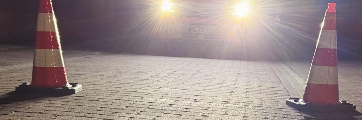 Unser ELW befindet sich an einer abgesunkenen Fahrbahndecke in der Einsiedlerstraße im Einsatz.