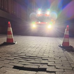 Unser ELW befindet sich an einer abgesunkenen Fahrbahndecke in der Einsiedlerstraße im Einsatz.