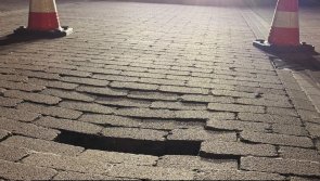 Unser ELW befindet sich an einer abgesunkenen Fahrbahndecke in der Einsiedlerstraße im Einsatz.