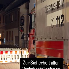 Mit unserem GW-L2 wurden Absperrwände auf dem Gelände des Bauhofes geholt und die Straße im Anschluss vollständig abgesperrt.