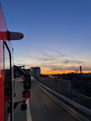 Foto bei Sonnenuntergang mit unserem ELW sowie HLF.