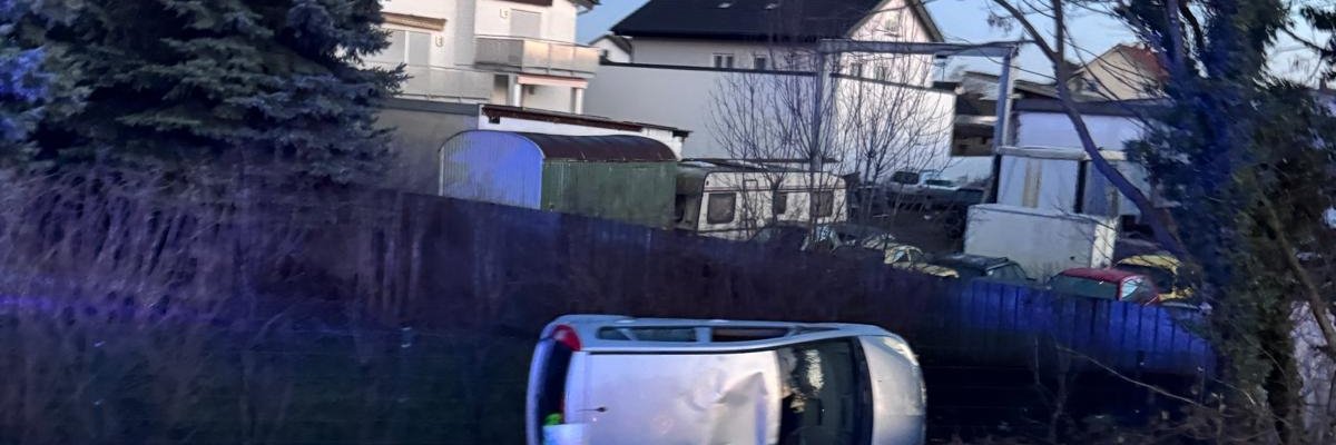 Überschlagener PKW im Grünstreifen, welcher seitlich zum Liegen gekommen ist.