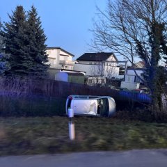 Überschlagener PKW im Grünstreifen, welcher seitlich zum Liegen gekommen ist.