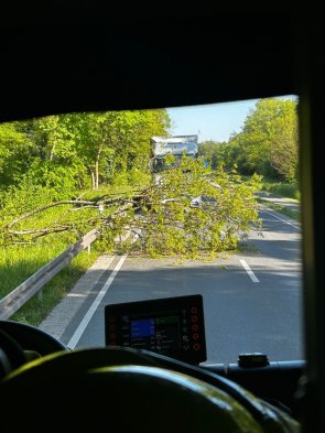Unser ELW befindet sich an einer abgesunkenen Fahrbahndecke in der Einsiedlerstraße im Einsatz.