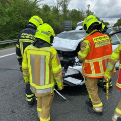 Überschlagener PKW im Grünstreifen, welcher seitlich zum Liegen gekommen ist.