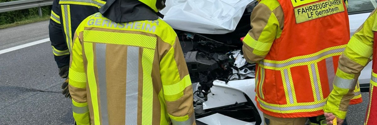 Überschlagener PKW im Grünstreifen, welcher seitlich zum Liegen gekommen ist.