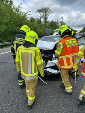 Überschlagener PKW im Grünstreifen, welcher seitlich zum Liegen gekommen ist.