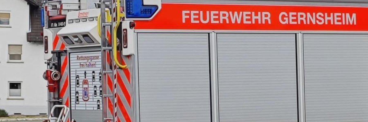 Unser ELW befindet sich an einer abgesunkenen Fahrbahndecke in der Einsiedlerstraße im Einsatz.