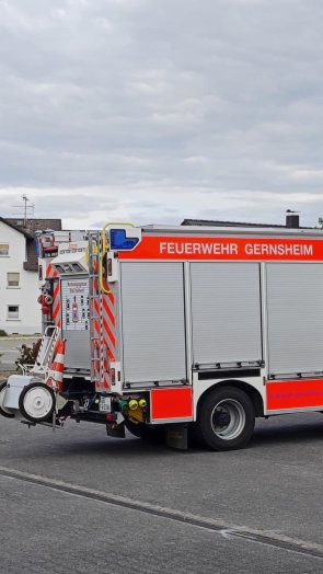 Unser ELW befindet sich an einer abgesunkenen Fahrbahndecke in der Einsiedlerstraße im Einsatz.