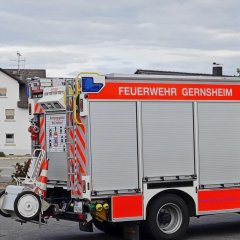 Unser ELW befindet sich an einer abgesunkenen Fahrbahndecke in der Einsiedlerstraße im Einsatz.