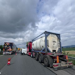 Überschlagener PKW im Grünstreifen, welcher seitlich zum Liegen gekommen ist.