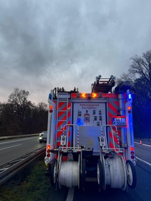 Unser Hilfeleistungslöschgruppenfahrzeug (HLF20) bei einem Verkehrsunfall auf der A67 im Einsatz (Symbolbild).