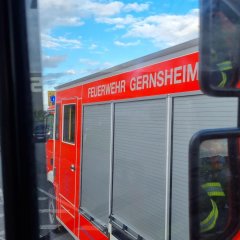 Unser ELW befindet sich an einer abgesunkenen Fahrbahndecke in der Einsiedlerstraße im Einsatz.