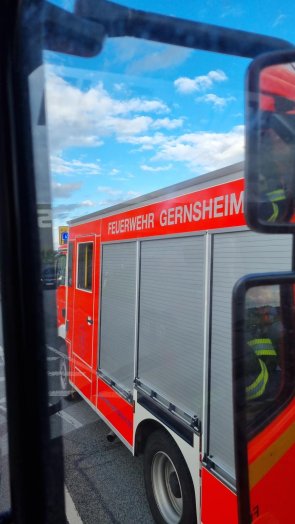 Unser ELW befindet sich an einer abgesunkenen Fahrbahndecke in der Einsiedlerstraße im Einsatz.