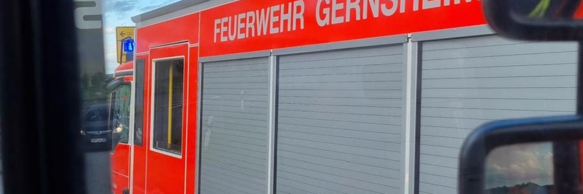 Unser ELW befindet sich an einer abgesunkenen Fahrbahndecke in der Einsiedlerstraße im Einsatz.