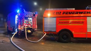 Unser ELW befindet sich an einer abgesunkenen Fahrbahndecke in der Einsiedlerstraße im Einsatz.