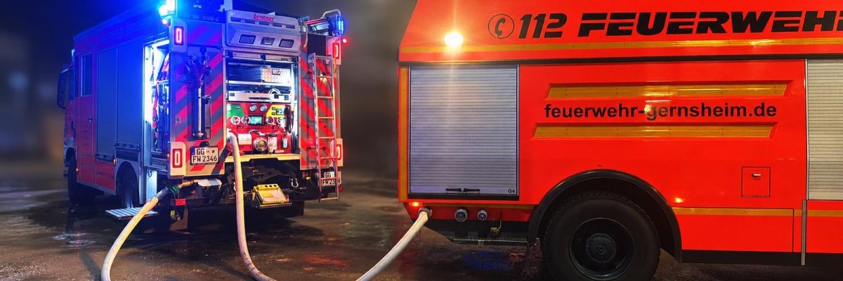 Unser ELW befindet sich an einer abgesunkenen Fahrbahndecke in der Einsiedlerstraße im Einsatz.