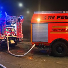 Unser ELW befindet sich an einer abgesunkenen Fahrbahndecke in der Einsiedlerstraße im Einsatz.