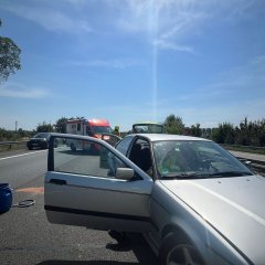 Überschlagener PKW im Grünstreifen, welcher seitlich zum Liegen gekommen ist.