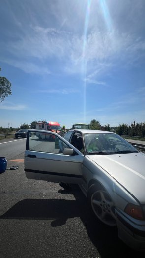 Überschlagener PKW im Grünstreifen, welcher seitlich zum Liegen gekommen ist.
