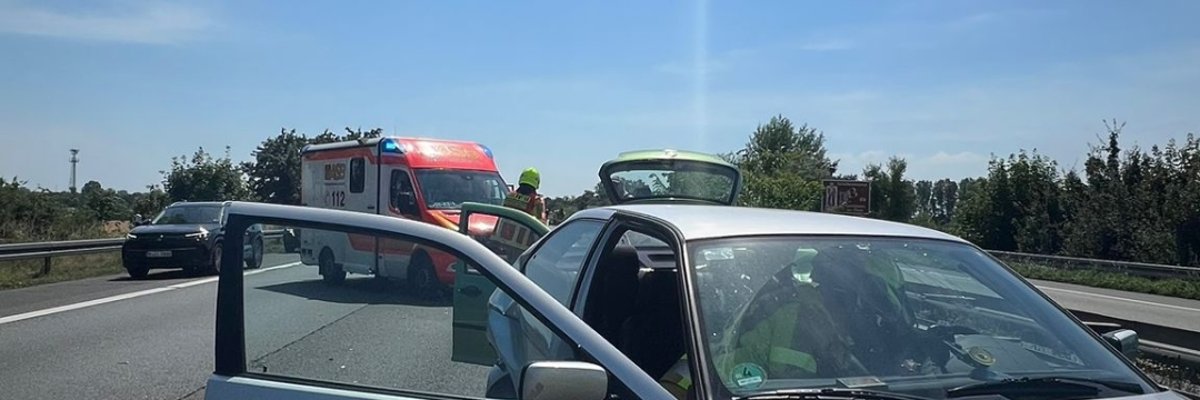 Überschlagener PKW im Grünstreifen, welcher seitlich zum Liegen gekommen ist.