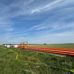 Eine aufgebaute Fahrzeugdekontaminationsschleuse. Im Hintergrund ein Acker.