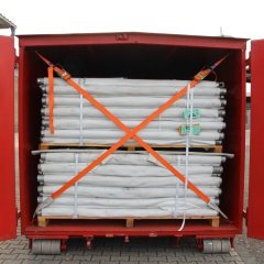 Roter Abrollbehälter der Feuerwehr für Hochwasserschutz (AB-HWS-1). Geöffnete Tür mit Blick auf Dammbaumaterial.