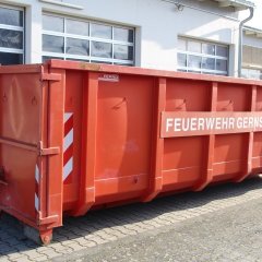 Roter Abrollbehälter Mulde der Feuerwehr  (AB-M).