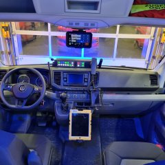 Fahrerhaus eines Feuerwehr-Einsatzfahrzeugs mit Funktechnik, Displays und Tablet.