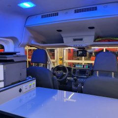 Innenraum eines Feuerwehr-Einsatzfahrzeugs mit Blick auf die Vordersitze.