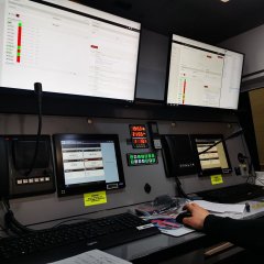 Zwei Computerarbeitsplätze im Innenraum eines Feuerwehr-Einsatzfahrzeugs.