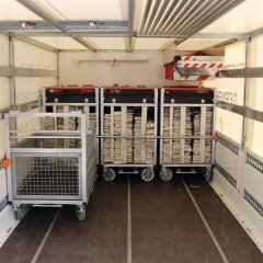 Innenraum eines Gerätewagen Logistik (GW-L 2), es befinden sich mehrere Gitterkörbe mit Schläuchen darin.