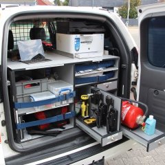 Offener Kofferraum eines Feuerwehr-Kommandowagens mit technischer Einsatzausrüstung.