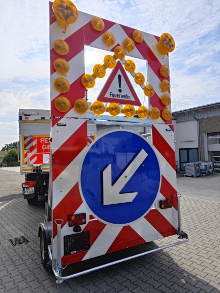 Verkehrssicherungsanhänger an einem Feuerwehrfahrzeug.