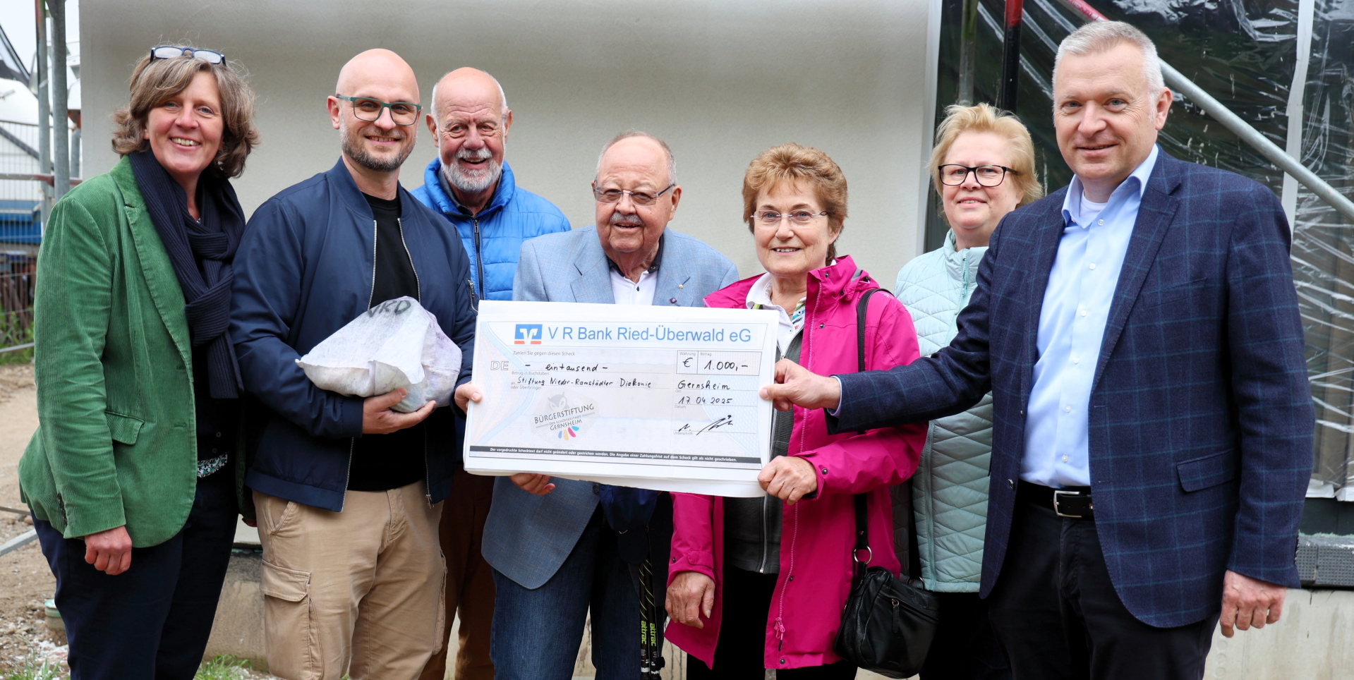 Übergabe eines Schecks, zu sehen sind v.l.n.r.: Kathrin Benz, Markus Barylla (Nieder-Ramstädter Diakonie), Norbert Müller (Bürgerstiftung), Horst-Dieter und Sylvia Kaspar sowie Silvia Draut (Bürgerstiftung) und Peter Burger als Vorstandsvorsitzender der Bürgerstiftung.